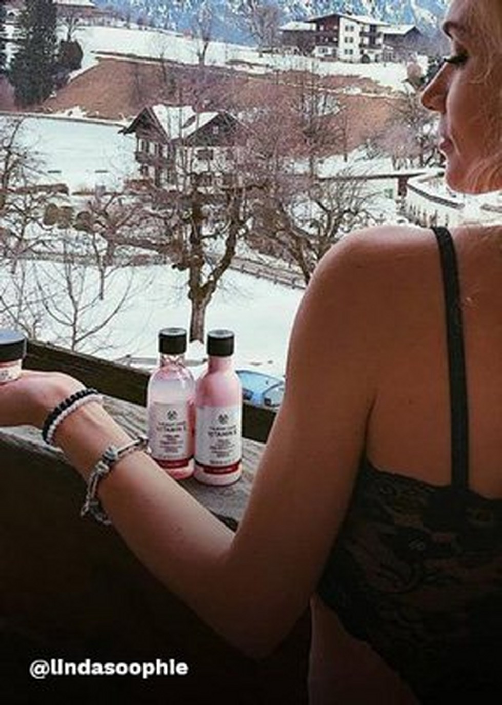 The Body Shop Vitamin E Range on a snowy balcony The Body Shop Vitamin E Range on a snowy balcony