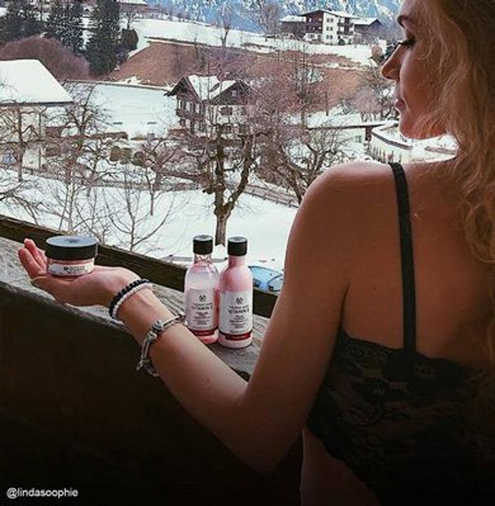 The Body Shop VItamin E range displayed on a snowy balcony The Body Shop VItamin E range displayed on a snowy balcony