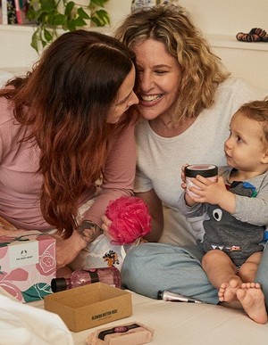 Dos mujeres intercambiando regalos Dos mujeres intercambiando regalos