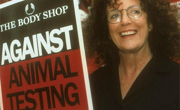 Anita Roddick tenant une pancarte Against Animal Testing